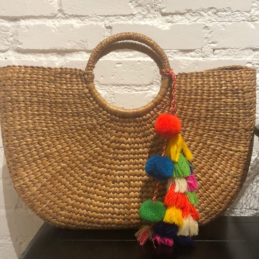 Straw bag with Pom poms